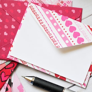 Lot de 10 mini cartes Saint-Valentin // Cartes vierges // Enveloppes pour cartes-cadeaux // Saint-Valentin // Mot d'amour // Enveloppes à motifs assortis