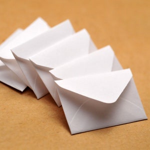 VRAC - Petites enveloppes - BLANC - 1,5 x 2,5 cm // Mots d'amour // Cartes vierges // Embellissements // Décoration // Créations en papier // Création d'un journal