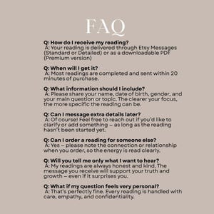 以下が含まれることがあります： ベージュトーンの画像で、上部に「FAQ」の文字があります。その下に、リーディングの受け取り方、含める情報、他の人のために注文できるかどうかなど、リーディングに関する質問と回答のリストがあります。