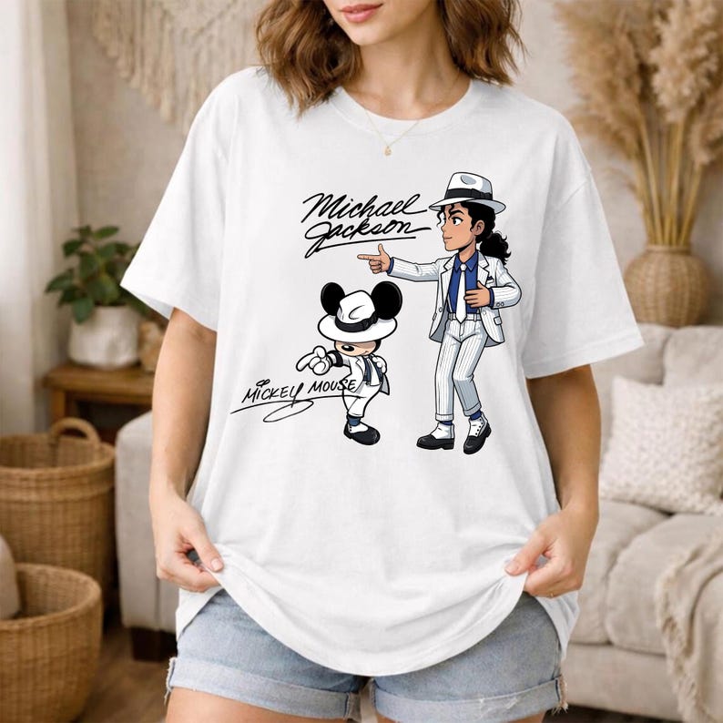 K&ouml;nnte beinhalten: Wei&szlig;es T-Shirt mit einer Cartoon-Illustration von Michael Jackson und Mickey Mouse. Das Design enth&auml;lt den Text "Michael Jackson" und "Mickey Mouse". Die Illustration zeigt beide Charaktere in &auml;hnlichen Outfits.