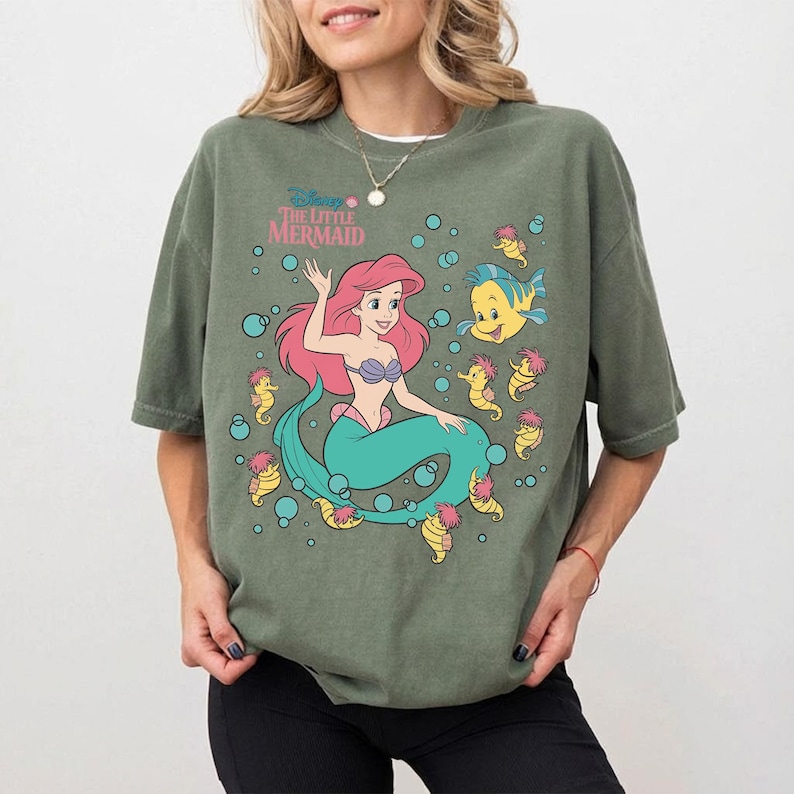 Retro Ariel & Flunder Bubble Poster Disney T-shirt, Den lilla sjöjungfrun prinsessan T-shirt, Disney World-resa T-shirt, Disneyland semester T-shirt bild 7