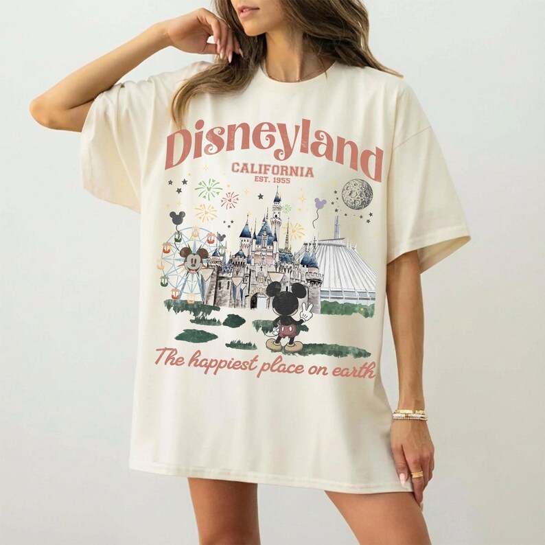 Puede incluir: Camiseta color crema con un gr&aacute;fico de Disneyland. El dise&ntilde;o incluye el logotipo de Disneyland, un castillo, Mickey Mouse y la frase "The happiest place on earth". La camiseta tiene mangas cortas y un corte holgado.
