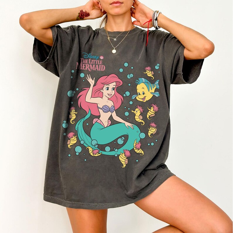 Retro Ariel & Flunder Bubble Poster Disney T-shirt, Den lilla sjöjungfrun prinsessan T-shirt, Disney World-resa T-shirt, Disneyland semester T-shirt bild 2