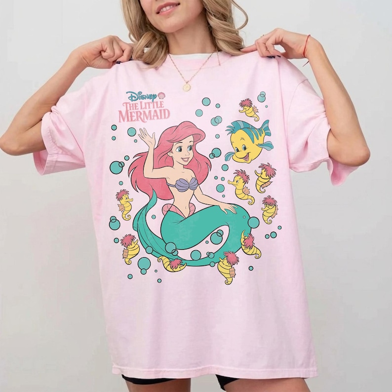 Retro Ariel & Flunder Bubble Poster Disney T-shirt, Den lilla sjöjungfrun prinsessan T-shirt, Disney World-resa T-shirt, Disneyland semester T-shirt bild 5