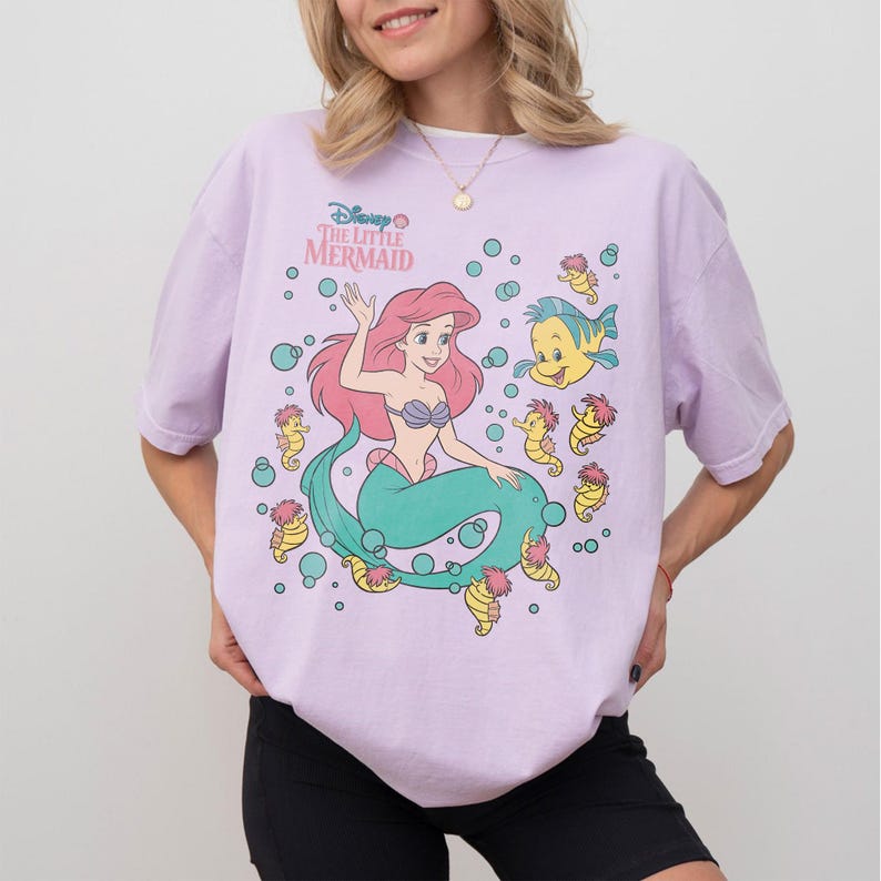 Retro Ariel & Flunder Bubble Poster Disney T-shirt, Den lilla sjöjungfrun prinsessan T-shirt, Disney World-resa T-shirt, Disneyland semester T-shirt bild 4