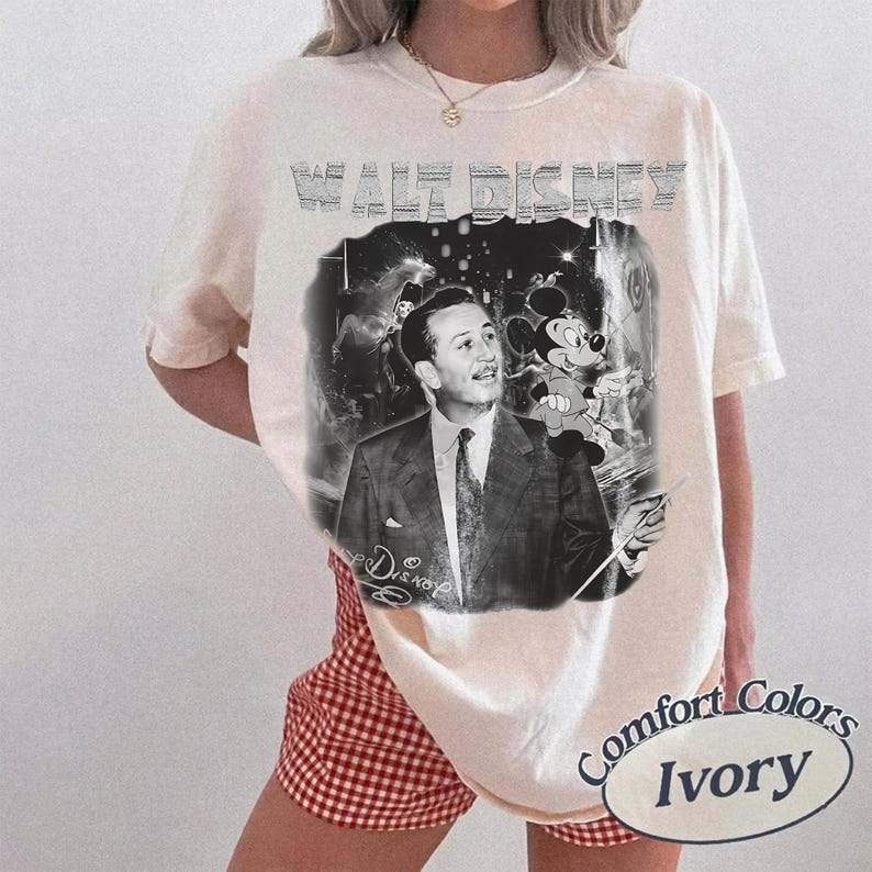 Peut inclure: T-shirt ivoire avec un graphisme en noir et blanc de Walt Disney et Mickey Mouse. Le texte "WALT DISNEY" est imprim&eacute; en haut. Le t-shirt est de la marque Comfort Colors.