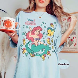 Retro Ariel & Flunder Bubble Poster Disney T-shirt, Den lilla sjöjungfrun prinsessan T-shirt, Disney World-resa T-shirt, Disneyland semester T-shirt bild 3