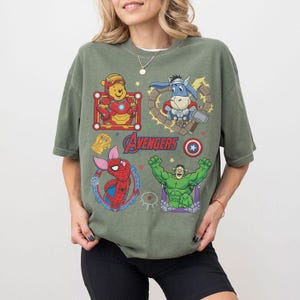 Camiseta de Winnie the Pooh de los Vengadores, colores cómodos, camiseta de Marvel y Disney, regalo de Pooh, Iron Man, Eeyore, Thor, Piglet, Spider-Man, Hulk y Tigger imagen 7