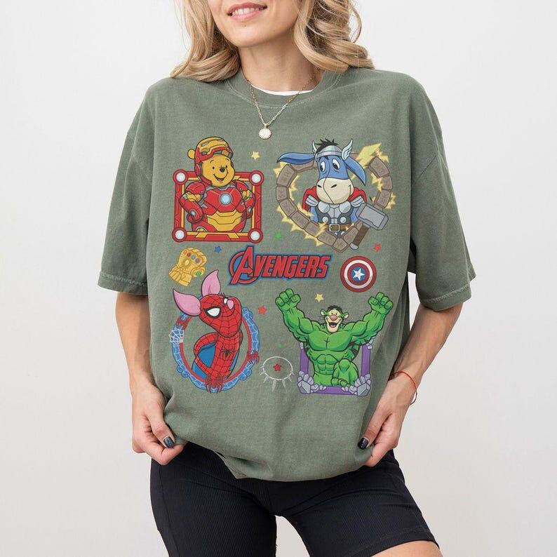 Camiseta de Winnie the Pooh de los Vengadores, colores cómodos, camiseta de Marvel y Disney, regalo de Pooh, Iron Man, Eeyore, Thor, Piglet, Spider-Man, Hulk y Tigger imagen 7