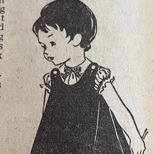 以下が含まれることがあります： 黒と白のイラストで、暗いドレス、蝶ネクタイ、メリージェーンの靴を履いた子供が花を持っています。画像はヴィンテージの手描きスタイルです。