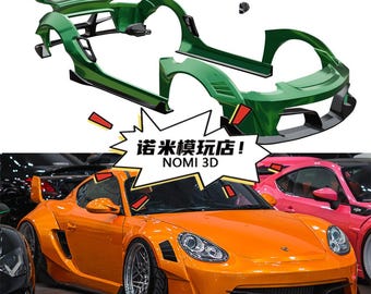 Op de afbeelding: Een oranje sportwagen met aangepaste carrosserie-aanpassingen, waaronder een voorbumper, sideskirts en een achtervleugel. Boven, een gedemonteerde groene carrosseriekit wordt weergegeven. De tekst "NOMI 3D" is inbegrepen.
