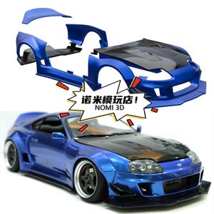 以下が含まれることがあります： 黒いボンネットが付いた青いモデルカーが組み立てられ、分解されて表示されています。車は黒いホイールとフロントスポイラーを備えています。「诺米模玩店！NOMI 3D」というテキストが吹き出しの中にあります。