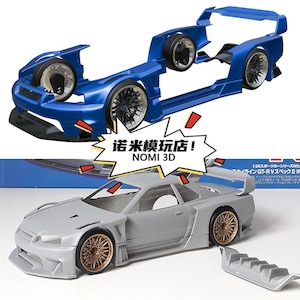 Peut inclure: Deux kits de modèles de voitures. L'un est bleu, partiellement assemblé, avec des roues noires. L'autre est gris, entièrement assemblé, avec des roues dorées. Le texte "诺米模玩店! NOMI 3D" est visible.