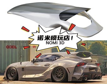 Op de afbeelding: Een zilveren dakspoiler voor auto's afgebeeld boven een aangepaste zilveren sportwagen met een lage stand, wide-body kit, donkere meerspaaks wielen en een achterdiffusor. Een witte ster bevat de zwarte tekst 诺米模玩店! NOMI 3D.