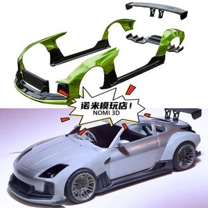 Può includere: Un modellino di auto sportiva color argento con kit wide-body, completo di set di pannelli carrozzeria verde e nero separati e alettone posteriore. Un fumetto bianco contiene il testo 诺米模玩店! NOMI 3D sopra il modellino.