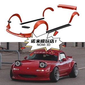 Pode incluir: Um carro desportivo vermelho com faróis retráteis e um kit de carroçaria, juntamente com os componentes separados do kit. O texto "NOMI 3D" é visível numa bolha.