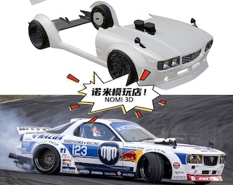 Op de afbeelding: Een witte modelauto carrosseriekit met brede spatborden en een voorbumper, weergegeven boven een foto van een witte, blauwe en zwarte Mazda driftauto met nummer 123, Red Bull branding en de tekst NOMI 3D in een tekstballon.