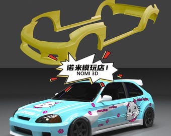 Op de afbeelding: Een lichtblauwe auto met een witte spoiler en zwarte wielen. De auto heeft een cartoon kat afbeelding en de tekst "NOMI 3D". Boven de auto bevinden zich gele carrosseriedelen.