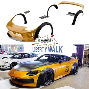 Puede incluir: Un coche deportivo amarillo con aletas negras y un capó negro. El coche tiene el número 23 en el lateral y el texto "LIBERTY WALK". Se muestran piezas de la carrocería del coche encima del coche.