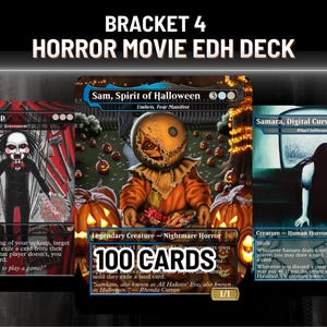 Può includere: Una collezione di tre carte collezionabili a tema film horror. Le carte presentano illustrazioni di personaggi e scene di film horror, tra cui Jigsaw, Sam di Halloween e Samara di The Ring. Il testo "HORROR MOVIE EDH DECK" è in alto.