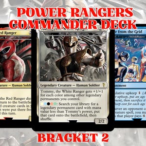Peut inclure: Trois cartes Magic: The Gathering mettant en vedette le deck Power Rangers Commander. Les cartes incluent Jason, le Ranger Rouge, Tommy, le Ranger Blanc, et une carte bleue intitulée "...from the Grid". Le texte "POWER RANGERS COMMANDER DECK" et "BRACKET 2" sont également visibles.