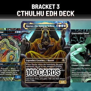 Może przedstawiać: Obraz promocyjny dla talii Cthulhu EDH, przedstawiający trzy karty fantasy ze szczegółowymi ilustracjami. Karty obejmują "Cunning Yithian", "Hastur, the King in Yellow" i "Graverobber Ghoul". Tekst "100 CARDS" jest wyraźnie widoczny.