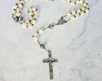 Antik stenroskranspärlhalsband med Maria AM-monogram i mitten