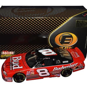 Op de afbeelding: Een rood-zwarte gegoten modelraceauto met het nummer 8 en Budweiser-logo's. De auto staat voor een zwarte doos met gouden accenten en het Racing Collectibles-logo. Het model is een verzamelobject op schaal 1:24.