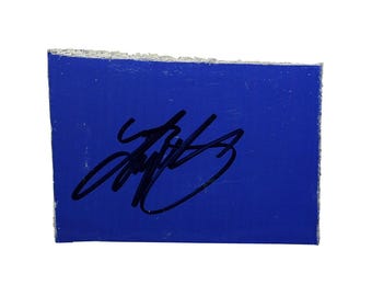 Signiertes 2024 Kyle Busch # 8 Zone Racing - Rennen Verwendetes Blech (Sonoma Raceway) RCR Blaues Stück Signiert Nassar-Sammlerstück mit COA