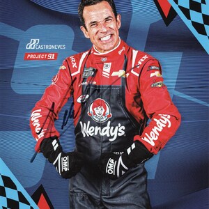 Könnte beinhalten: Porträt eines lächelnden Mannes in einem roten Rennanzug mit schwarzen Overalls mit dem Wendy's-Logo. Das Bild enthält den Text "Fresh Never Frozen" und "Castroneves Project 91". Der Hintergrund ist blau mit einem Rennflaggen-Design.