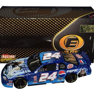 Op de afbeelding: Een blauw-witte modelraceauto met nummer 24, Pepsi- en Fritos-logo's en Star Wars-afbeeldingen. De auto staat voor een zwarte doos met gouden accenten en het Elite Collectibles-logo.