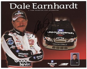Könnte beinhalten: Werbebild mit Dale Earnhardt, 7-facher Winston Cup Champion. Das Bild zeigt ein Porträt von Earnhardt, seine Unterschrift und ein schwarzes Rennauto mit der Marke "Goodwrench Service Plus". Der Hintergrund ist ein Farbverlauf von Rot und Braun.