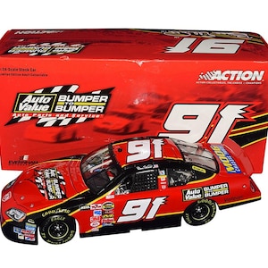Könnte beinhalten: Ein rotes und schwarzes Stockcar-Modell mit der Nummer 91, präsentiert vor seiner roten Box. Die Box zeigt die Nummer 91 und den Text "Auto Bumper to Bumper". Das Auto hat Sponsorenlogos.