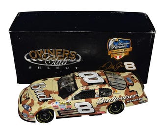 Modellino in scala 1/24 dell'auto NASCAR autografata dal 2007 Dale Jr. #8 Budweiser Camo AMERICAN HEROES (Memorial Day) Owners Club Select Car.