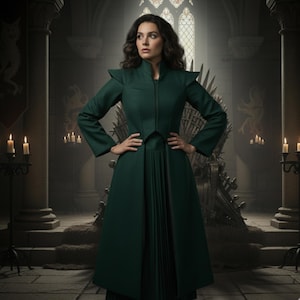 Puede incluir: Un vestido abrigo verde oscuro con cuello alto y falda plisada. El vestido presenta cierre de cremallera y hombros estructurados. El fondo incluye un trono, velas y una vidriera, creando un tema medieval.