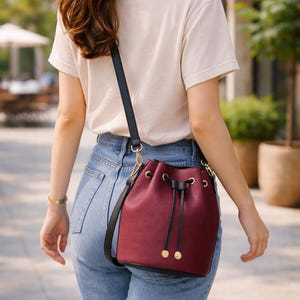 Elegante beige und schwarze Beuteltasche