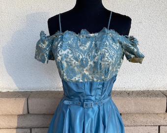 Vintage 1940s Party Fit and Flare Crinoline Dress Iridescent Off Shoulder Dusty Blue Lace Evening Gown Size XS Waist 24