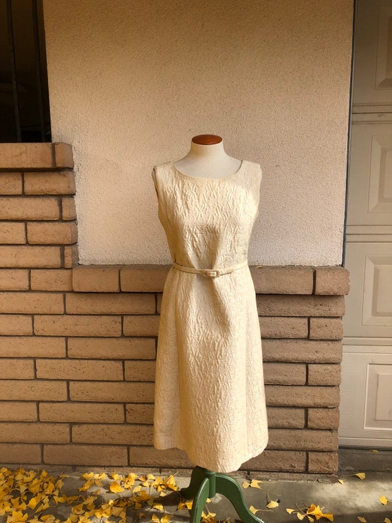 Vintage 60s White Brocade Sheath Dress with Mink … - image 4