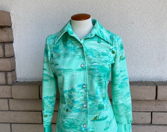 Vintage 1970s Clock Tower & Bridge Novelty Print Top Green Collared Button Up Shirt Tapered Fit Blouse by Sportables Size Medium