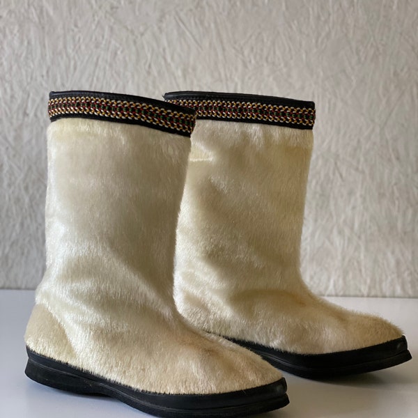 Vintage 60s Faux Fur Winter Boots // Boho White Vegan Apres Ski Boots // LIKE NEW Winterettes by Ball-Band Size 6-7