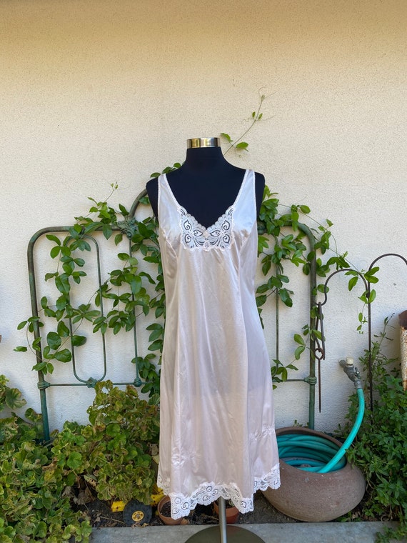 60s Blush Peach Pink Bali Princess Slip Vintage Lace Slip Dress Knee Length Midi Size M-L 60s Blush Peach Pink Bali Princess Slip Vintage Lace Slip Dress Knee Length Midi Size M-L