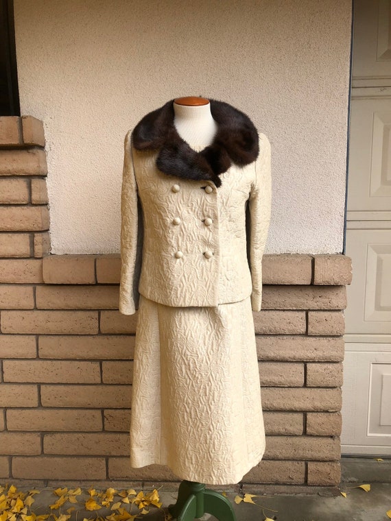 Vintage 60s White Brocade Sheath Dress with Mink … - image 2