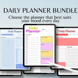 Può includere: Un pacchetto di pianificatori giornalieri digitali visualizzato su tablet. Il testo "Daily Planner Bundle" è in alto, con il claim "Scegli il pianificatore che si adatta meglio al tuo umore ogni giorno". Sono mostrati vari layout di pianificatori.
