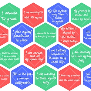 Può includere: Una collezione di piastrelle esagonali colorate con citazioni ispiratrici in testo bianco. Le piastrelle sono in tonalità di verde, rosso e blu. Le citazioni incoraggiano la crescita personale e la fiducia.