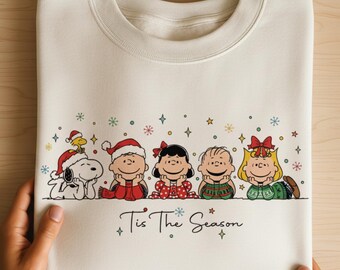 Tis The Season Peanuts Weihnachten Cartoon Hund PNG | Snoopy & Friends Urlaub Shirt PNG | Weihnachtshund Grafik | Niedliches Weihnachtsdesign als PNG