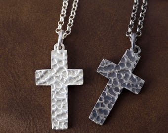 Collar con colgante de cruz martillada personalizado para hombre, plata de ley oxidada, joyería religiosa grabada a medida