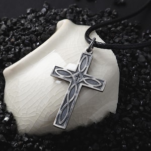 Collana da uomo personalizzata con incisione e ciondolo a forma di croce ossidata in argento sterling per lui