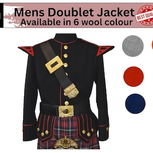 Pode incluir: Casaco preto de doublet com botões dourados, cinto decorativo e saia xadrez. O casaco tem detalhes vermelhos e nos ombros. A imagem inclui amostras de cores e o texto "Mens Doublet Jacket Available in 6 wool colour."