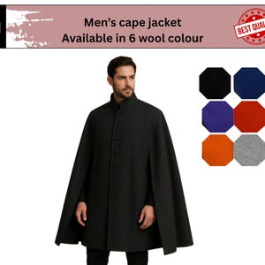 Op de afbeelding: Een zwarte capejas met een hoge kraag en knoopsluiting. De afbeelding toont een selectie van zes wolkleuren: zwart, marineblauw, paars, rood, oranje en grijs. De tekst luidt "Men's cape jacket Available in 6 wool colour."