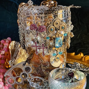 Joyero misterioso: estilo bohemio, minimalista, dorado y con cristales de bruja. Regalo sorpresa para ella: conjunto de collar, pendientes y anillo.